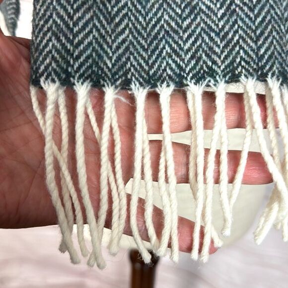 Foxford Lambs Wool Scarf Herringbone Gray White Fringe Ireland Men’s Women’s - Picture 7 of 8